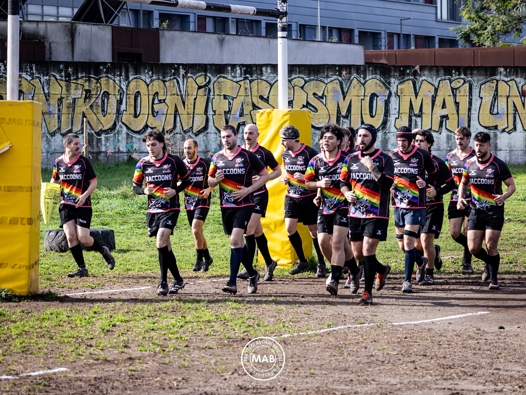 La squadra Raccoons entra in campo